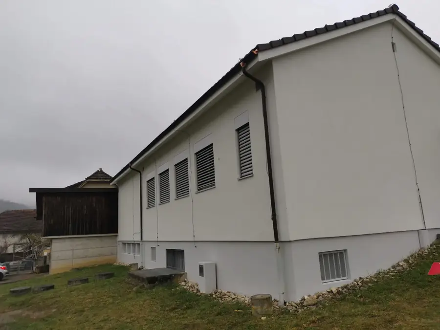 Frisch gestrichene Hausfassade eines Einfamilienhauses